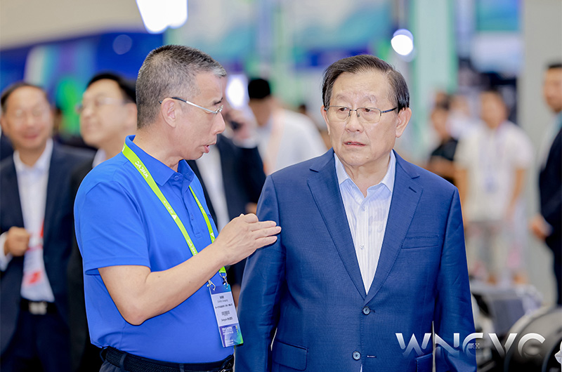 萬(wàn)鋼主席觀摩NGA智能電動(dòng)半掛車，助力貨運(yùn)行業(yè)駛向“公路動(dòng)車”的“中國(guó)方案”！