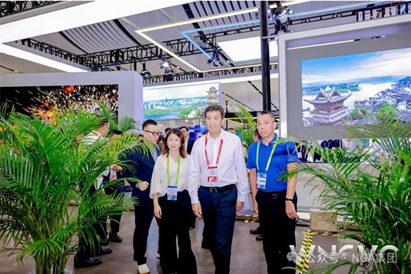 工業(yè)和信息化部熊繼軍副部長(zhǎng)體驗(yàn)NGA智能電動(dòng)半掛車，精準(zhǔn)靈敏，動(dòng)力十足！